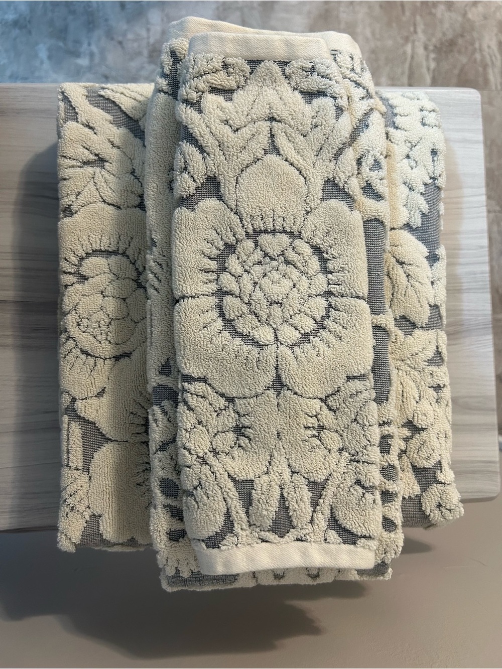 Anthropologie Light Gray/Cream Flower/Bird Towel Set